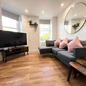 lovely-apartment-one-minute-from-bournemouth-beach-and-town.bournemouth-hotels.org/
